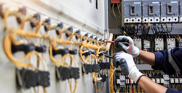Professional Electrician technician working in Auburndale, FL